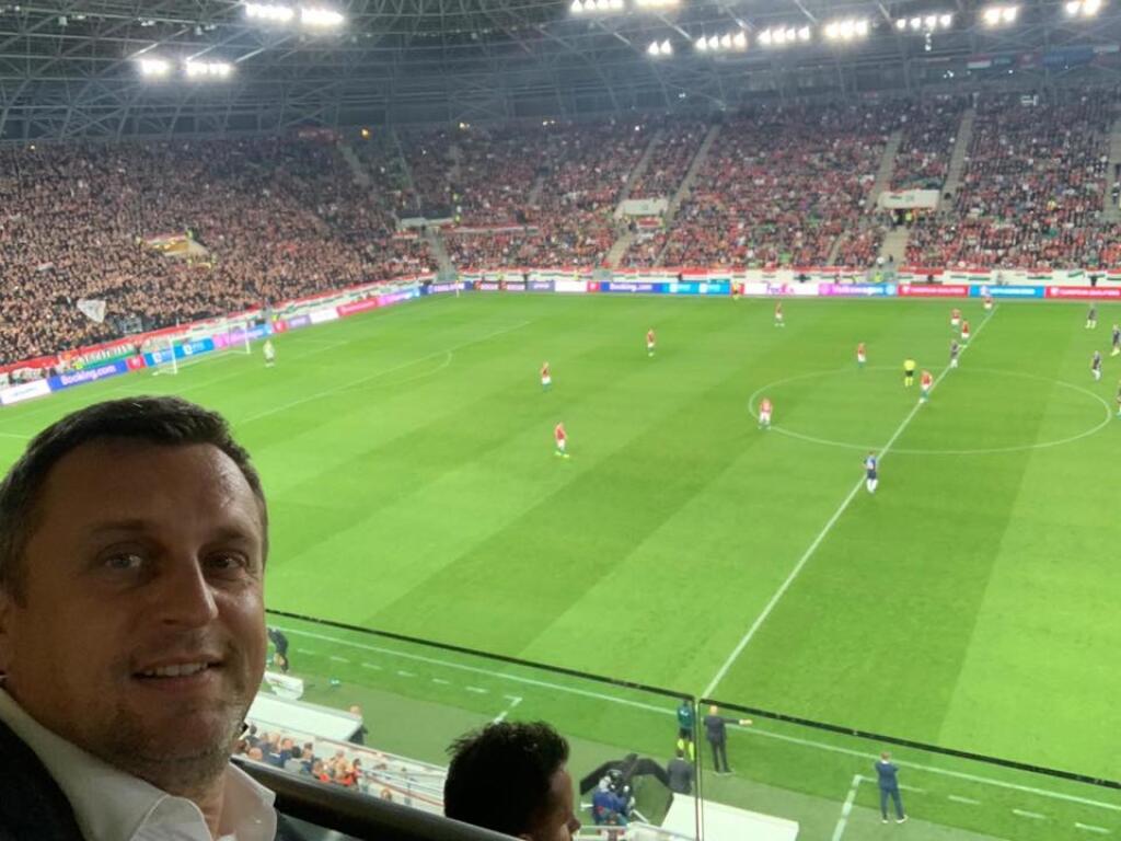 Kapitán Danko však na reprezentačný futbal nezanevrel a objavil sa aj na tribúne Groupama Areny počas zápasu s Maďarskom. „Ďakujeme našim úžasným chlapcom! Vyhrať v Budapešti a byť pri tom osobne je silným zážitkom na celý život,“ napísal predseda Slovenskej národnej strany na facebooku.