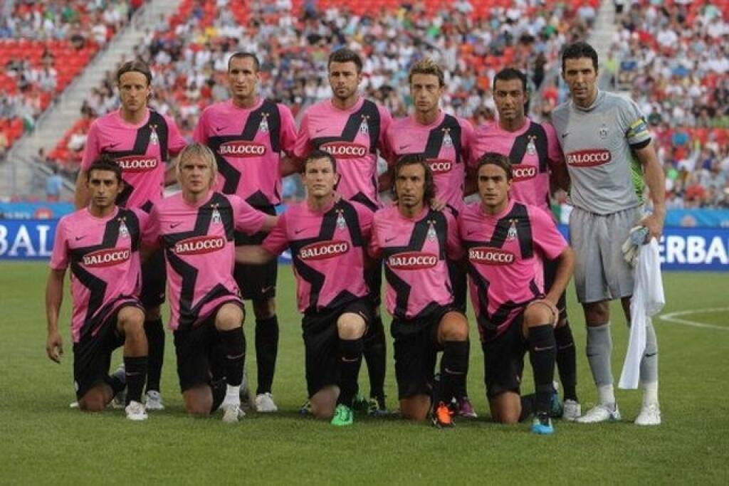 Черно розовая форма. Футбольная форма Палермо. Палермо футбольный клуб форма. Ювентус черно розовая форма. Футбольная команда с розовой формой.
