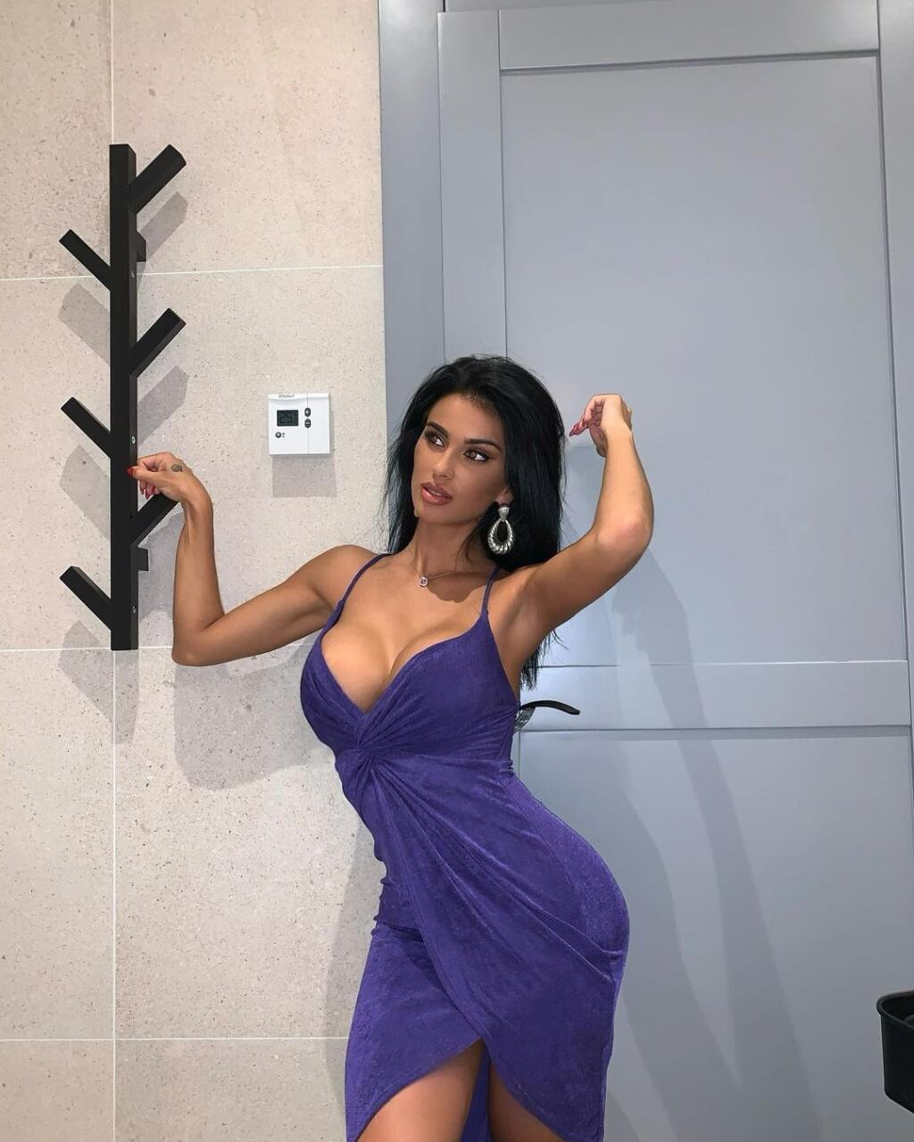 Sexi Angiela Šimačová sa rada chváli svojimi prsiami aj guľatým zadočkom.