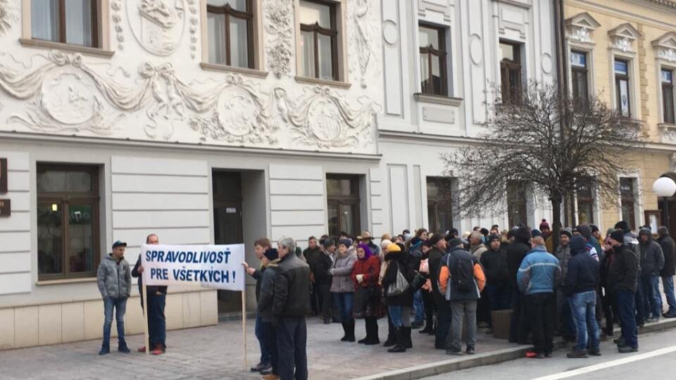 Pred súdom sa zišli podporovatelia robotníkov , ktorí žiadajú spravodlivosť.