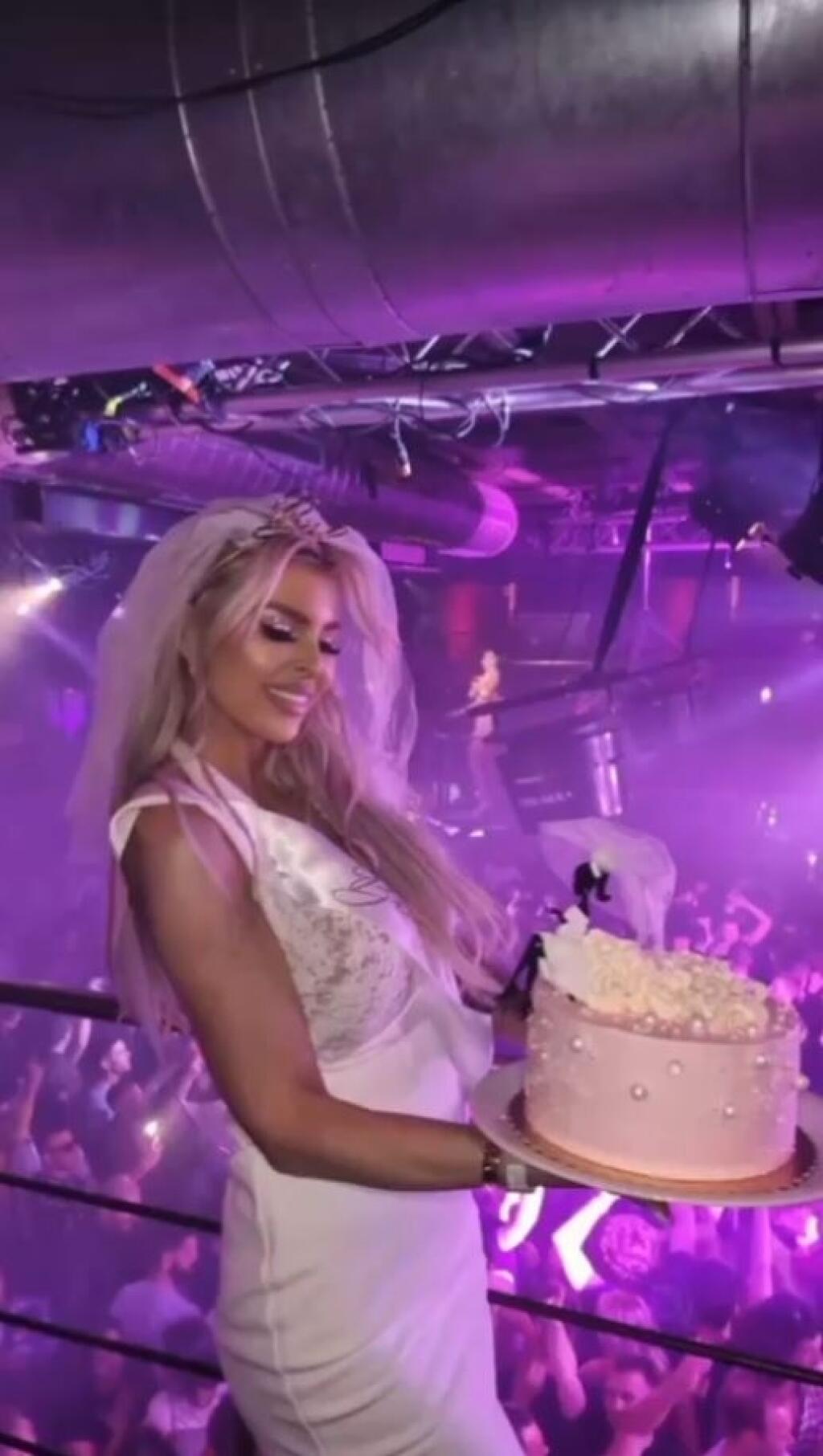 V nočnom klube nechýbala torta, keďže Lela okrem rozlúčky so slobodou oslavovala aj narodeniny.