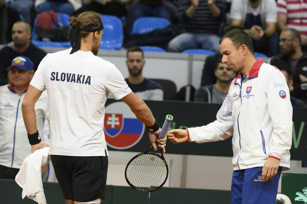 Na snímke vľavo slovenský daviscupový reprezentant Jozef Kovalík a vpravo kapitán tímu Dominik Hrbatý v úvodnej dvojhre kvalifikačného stretnutia o postup na finálový turnaj Davisovho pohára Slovensko - Česko proti Čechovi Jiřímu Veselému 6. marca 2020 v Bratislave. FOTO TASR - Pavel Neubauer
