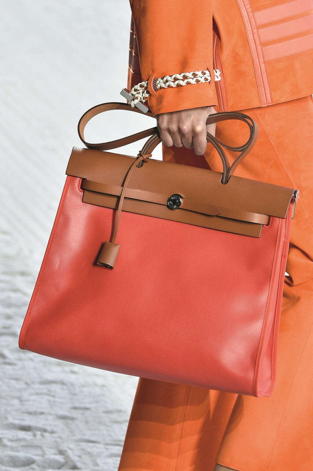 Hermès: Oranžová si farebne rozumie aj s populárnou koralovou.