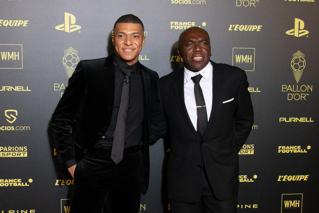 Futbalista PSG Kylian Mbappé sa na vyhlasovaní výsledkov prestížnej ankety objavil v spoločnosti otca.