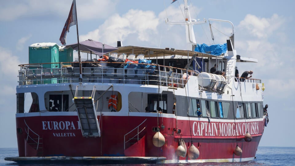 JB 31 Stredozemné more - Turistická loď so zachránenými migrantmi na palube, ktorá sa plaví 20 km od pobrežia Malty v Stredozemnom mori 2. júna 2020. Vyše 400 migrantov žije na palube vyhliadkových lodí, ktoré sa vznášajú na mori neďaleko maltského brehu. Mnohí z nich sa takto plavia už týždne, odkedy ich v apríli zachránili na mori a čakajú, ktorá z krajín EÚ ich prijme na svoje územie. FOTO TASR/AP
In this photo taken Tuesday, June 2, 2020, one of the tourist boats used by the Maltese gove