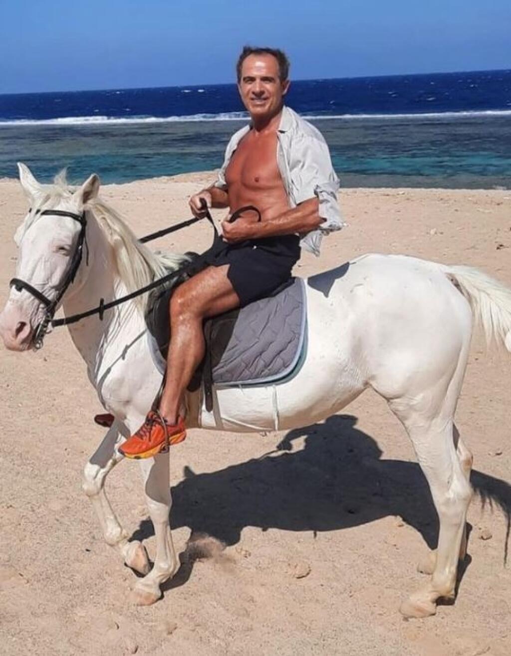 Otec Jasminy Alagič bude mať 70, no na svoj vek rozhodne nevyzerá!