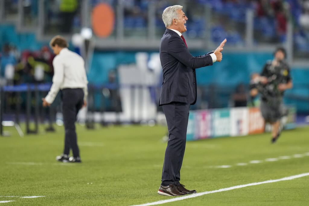 EBE 47 Rím - Na snímke tréner Švajčiarska Vladimir Petkovič v zápase A-skupiny na majstrovstvách Európy vo futbale 2021 Taliansko – Švajčiarsko v stredu 16. júna 2021 v Ríme. FOTO TASR/AP
Switzerland's manager Vladimir Petkovic gives instructions to players during the Euro 2020 soccer championship group A match between Italy and Switzerland at the Olympic stadium in Rome, Italy, Wednesday, June 16, 2021. (AP Photo/Alessandra Tarantino, Pool)