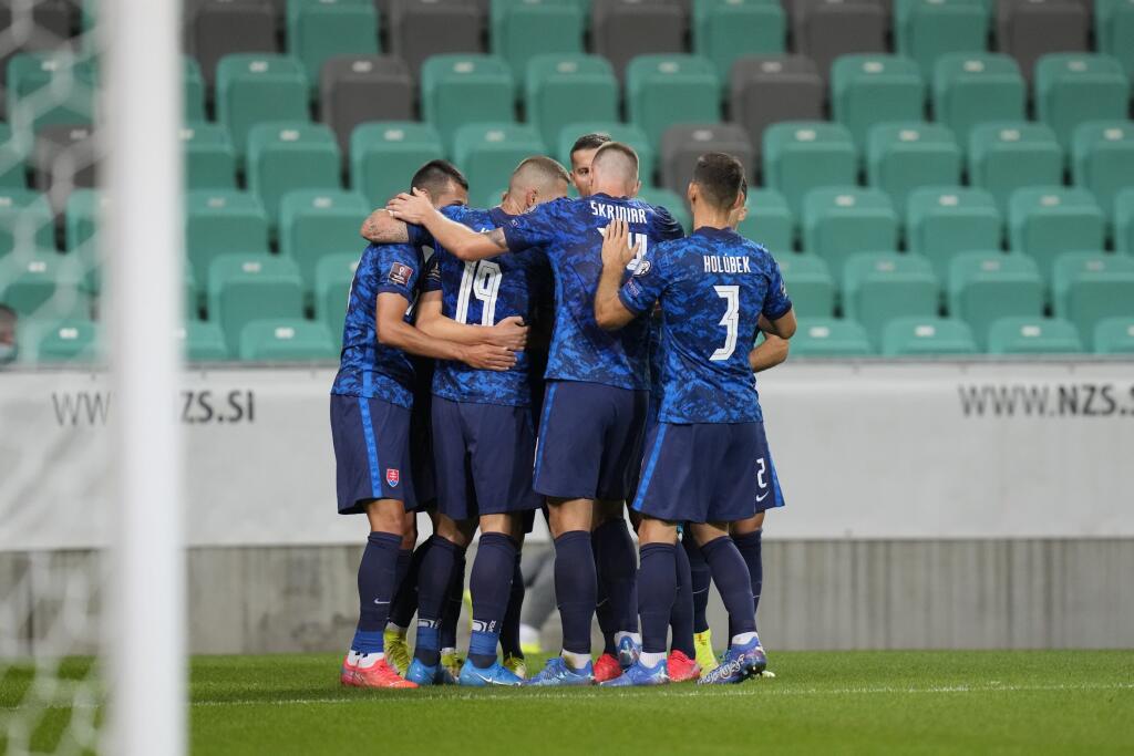 EBE 91 Ľubľana - Na snímke hráči Slovenska oslavujú gól Róberta Boženíka v zápase H-skupiny kvalifikácie MS 2022 vo futbale Slovinsko - Slovensko v Ľubľani 1. septembra 2021. FOTO TASR/AP
Slovakia's Robert Bozenik, partially obscured, celebrates scoring his side's first goal during the World Cup 2022 group H qualifying soccer match between Slovenia and Slovakia at the Stozice Sports Park stadium in Ljubljana, Wednesday, Sept. 1, 2021. (AP Photo/Darko Bandic)