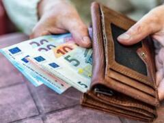 Dôchodky v roku 2024 porastú o HISTORICKÚ SUMU: Kto dostane viac ako 100 eur?
