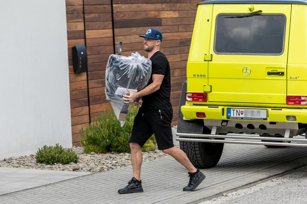 Na snímke Marián Gáborík pred svojim domom v Trenčíne prichádza s novou autosedačkou, ktorú zaobstaral pre svoj dvojtýždňový poklad.