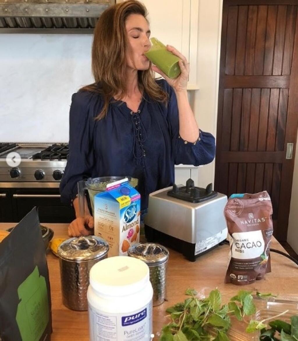 Cindy Crawford raňajkuje zelené smoothie.