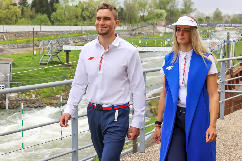 Takto vyzerá oblečenie zo slávnostného ceremoniálu olympiády v Tokiu. Dizajnéri sa v kúskoch, ktoré predviedli vodní slalomári Jakub Grigar a Eliška Mintálová, inšpirovali orientálnymi strihmi.