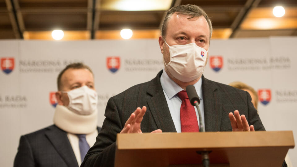 Na snímke je vľavo v pozadí predseda NR SR Boris Kollár a v popredí minister práce, sociálnych vecí a rodiny SR Milan Krajniak (Sme rodina) počas brífingu s novinármi.