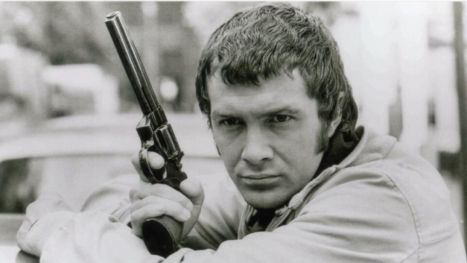 Lewis Collins alias William Bodie zo seriálu Profesionáli podľahol rakovine vo veku 67 rokov.
