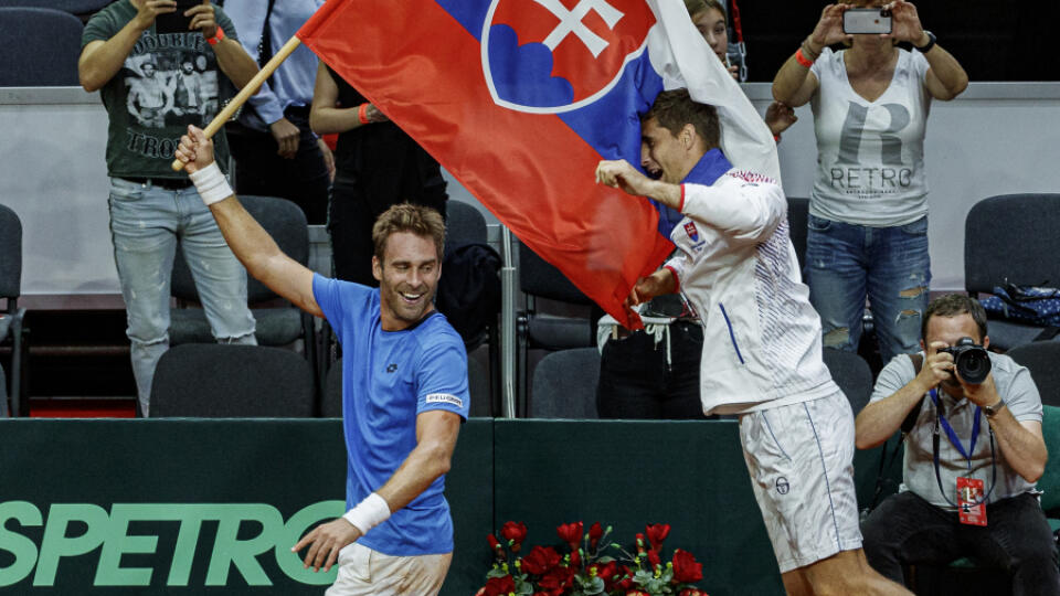 Na snímke Norbert Gombos a Martin Kližan počas tretej dvojhry stretnutia Slovensko - Švajčiarsko v I. skupine euro-africkej zóny Davisovho pohára.
