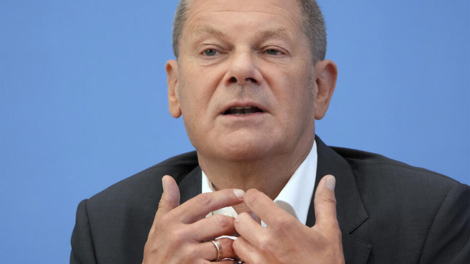 WA 52 Berlín - Nemecký kancelár Olaf Scholz počas prvej letnej tlačovej konferencie o aktuálnych otázkach domácej a zahraničnej politiky v Berlíne vo štvrtok 11. augusta 2022. FOTO TASR/AP
German Chancellor Olaf Scholz addresses the media during his first annual summer news conference in Berlin, Germany, Thursday, Aug. 11, 2022. (AP Photo/Michael Sohn)