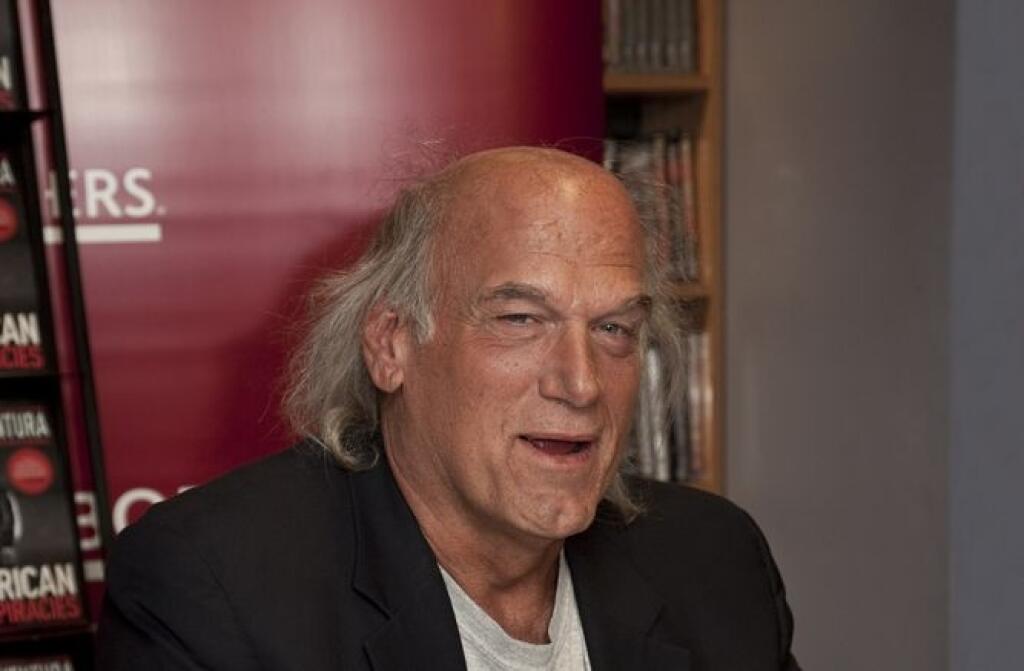 New,York,-,March,10:,Minnesota,Governor,Jesse,Ventura,Signing