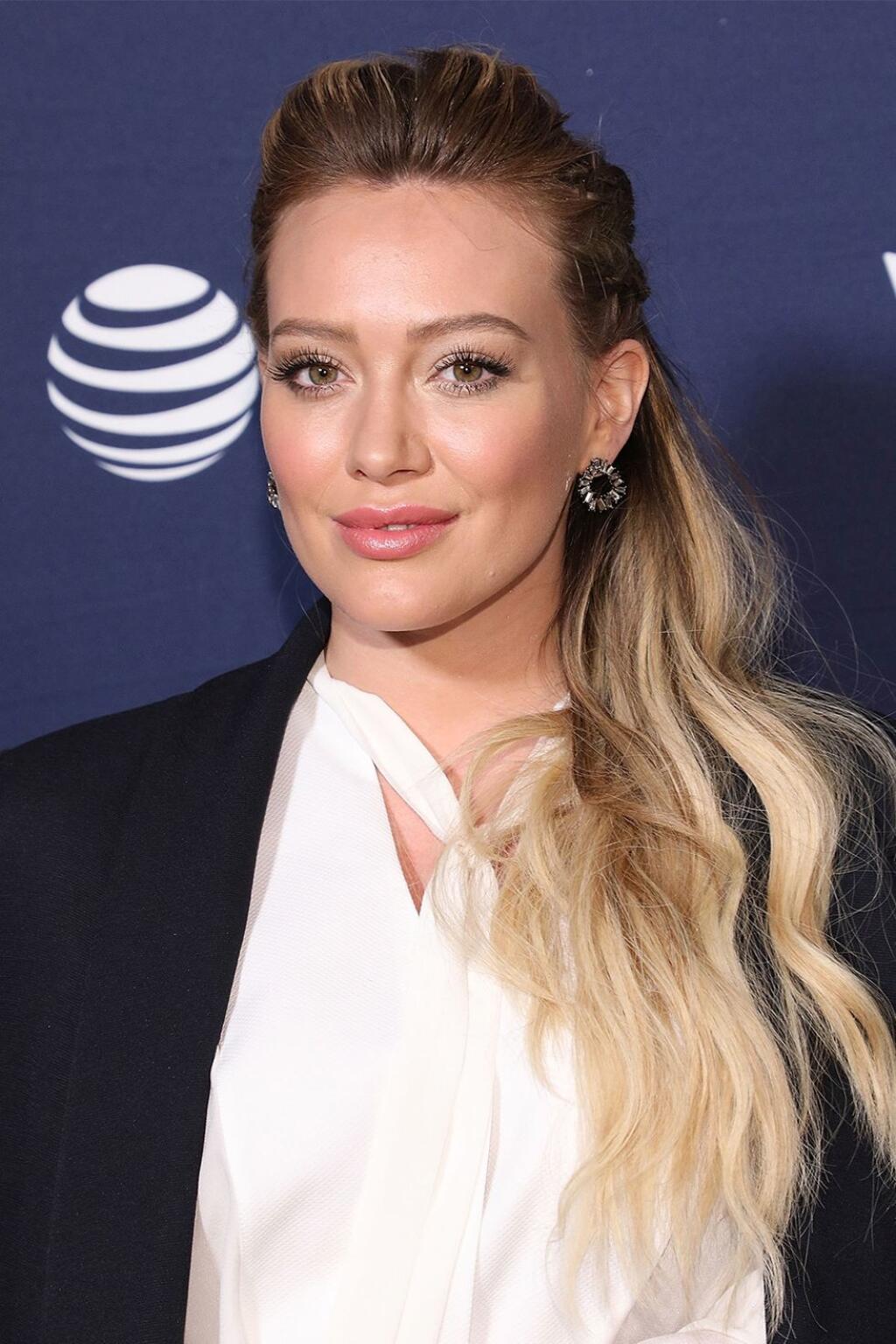Hillary Duff sa na dovolenke ukázala v bikinách a hneď poslala odkaz všetkým, ktorý by chceli komentovať jej nedokonalú postavu. Cíti sa zdravo, sebavedomo a šťastne - a už viac nebude riešiť, čo sa o nej ohľadom kriviek píše.