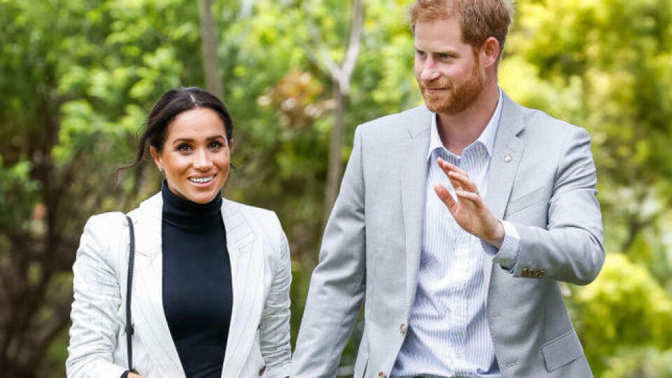 Kensingtonský palác prednedávnom oznámil svetu radostnú novinku. Meghan a Harry očakávajú svoje prvé dieťatko. Pozrite, ako vojvodkyni rastie bruško. Mnohé tehuľky sa od prvej chvíle snažia bruško skrývať pod voľnými šatami, Meghan všetkým ukázala, že tehotná žena sa môže obliecť aj TAKTO!