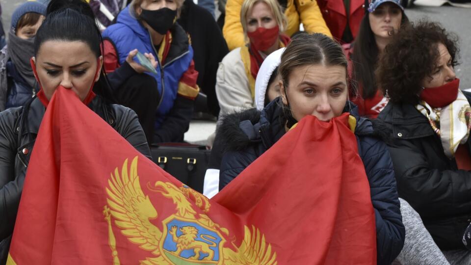 Stovky ľudí protestovali v Čiernej Hore pred inauguráciou metropolitu Joanikijeho