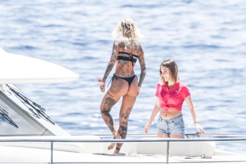 Futbalista Theo Hernandez a modelka Zoe Cristofoli si užili plavbu na jachte plnú erotiky.