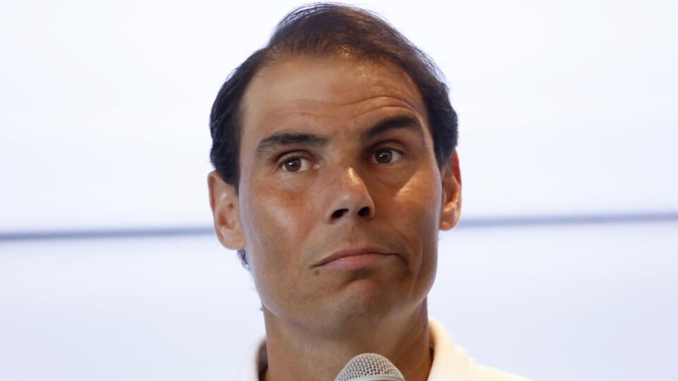 Španielsky tenista Rafael Nadal hovorí počas tlačovej konferencie v priestoroch svojej akadémie na Malorke 18. mája 2023. Španielsky tenista Rafael Nadal nebude štartovať na grandslamovom turnaji Roland Garros, na ktorom mal obhajovať titul. Štrnásťnásobný parížsky šampión sa totiž ešte stále nezotavil zo zranenia bedrového kĺbu. FOTO TASR/AP