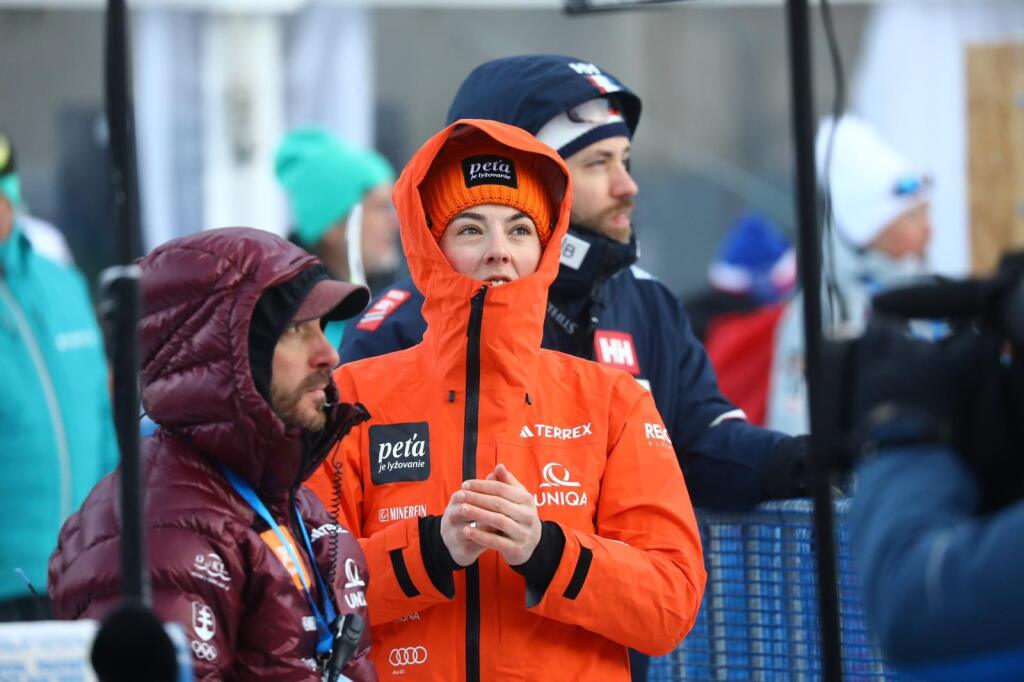V cieli sa radšej veľmi rýchlo obliekla a zababušila to teplého outfitu.
