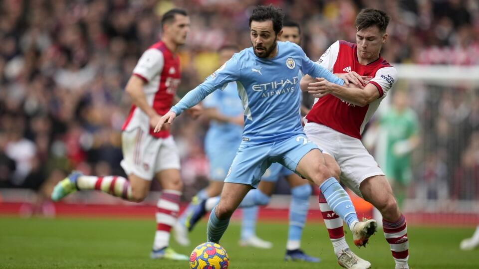 JB 49 Londýn - Hráč Arsenalu Kieran Tierney(vpravo) bojuje o loptu s Bernardom Silvom z Manchesteru City vo futbalovom zápase anglickej ligy Premier League Arsenal Londýn - Manchester City v Londýne 1. januára 2022. FOTO TASR/AP
Arsenal's Kieran Tierney, right, challenges Manchester City's Bernardo Silva during the Premier League soccer match between Arsenal and Manchester City at the Emirates Stadium, in London, England, Saturday Jan. 1, 2022. (AP Photo/Matt Dunham)