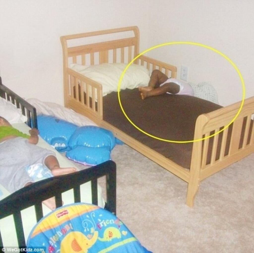 Кровать сдвинутая с кроваткой детской