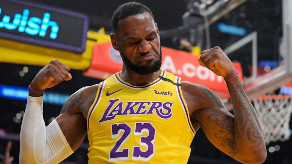 LeBron James sa rekordný šestnástykrát dostal do jednej z ideálnych zostáv sezóny v základnej časti zámorskej basketbalovej NBA.