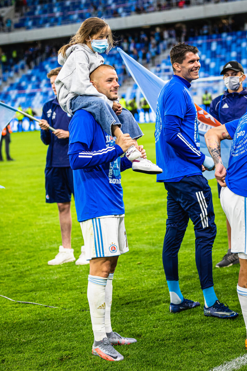 Vladimír Weiss ml. si užíval s dcérou na ramenách.