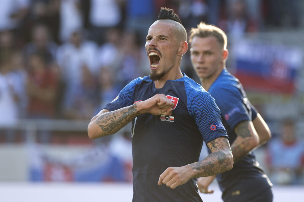 Takto to vyzeralo na trávniku a na tribúnach počas zápasu Slovensko - Česko.