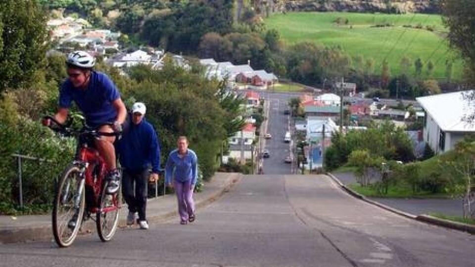 Najstrmšia ulica na svete je Baldwin Street v novozélandskom Dunedine.