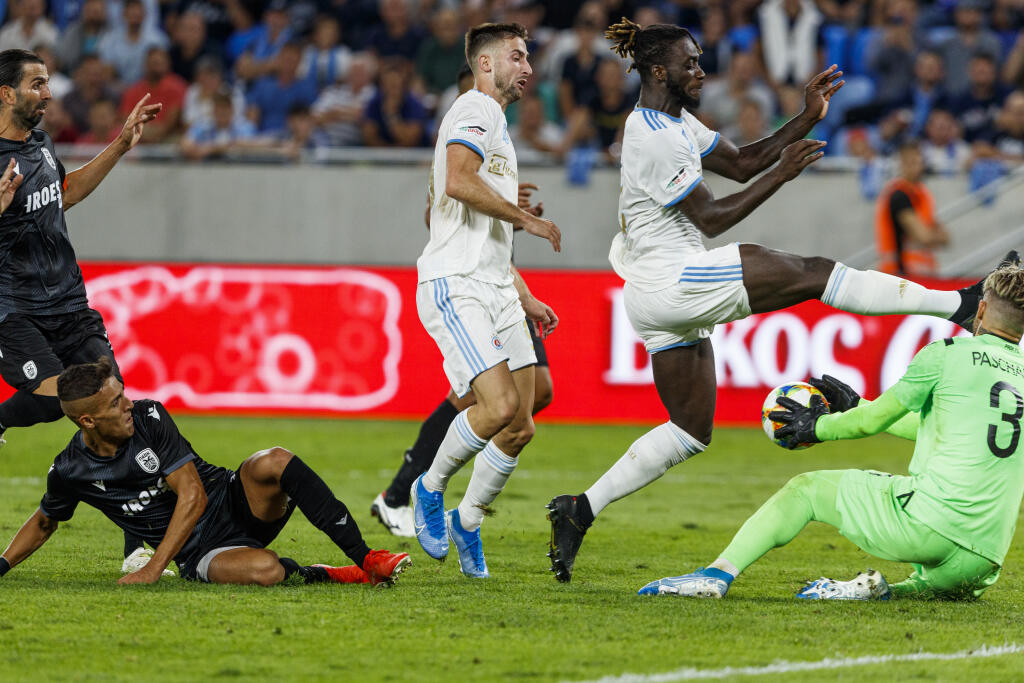 Na snímke Myenty Abena a Andraž Šporar počas zápasu Playoff Európskej ligy vo futbale medzi ŠK Slovan Bratislava a gréckym klubom Paok FC.