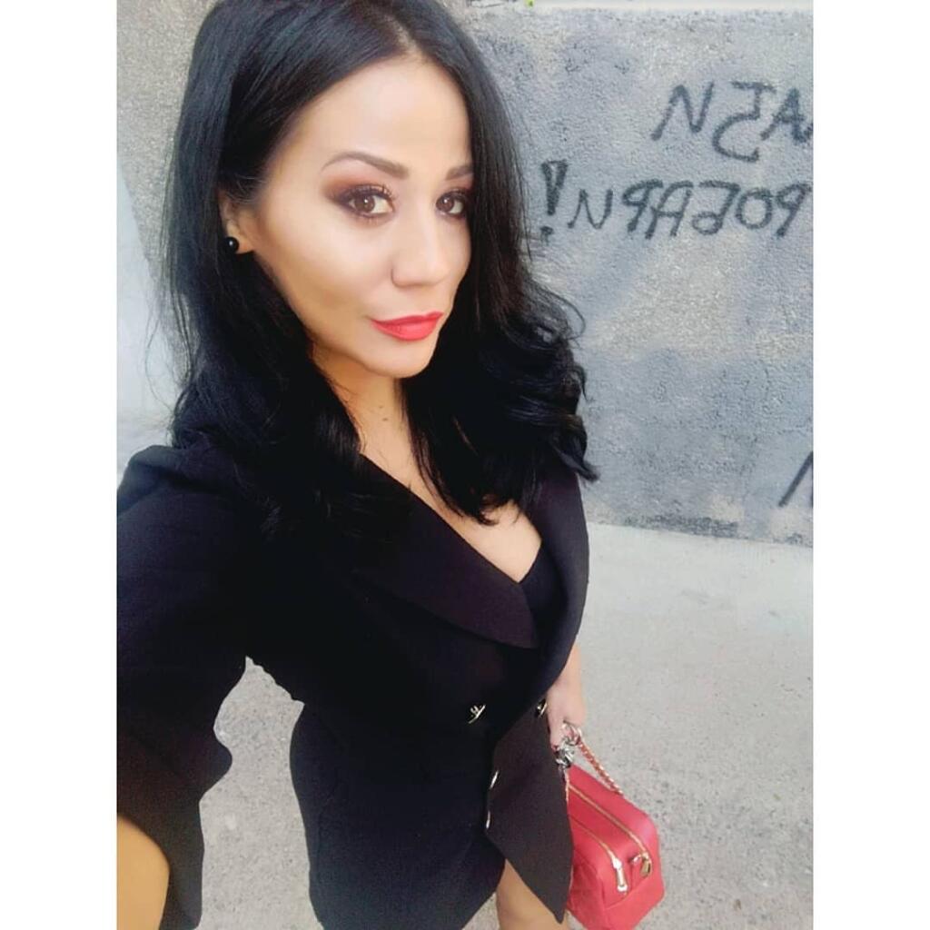 Sexi Ana Staševičová je hlásateľkou aj hovorkyňou futbalového klubu, ale fanúšikovia ju majú radšej bez saka.