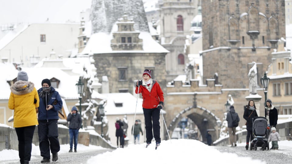 WA 28 Praha - Žena sa bežkuje po Karlovom moste v Prahe v utorok 9. februára 2021. FOTO TASR/AP

 
A woman skis across the medieval Charles Bridge after a heavy snowfall in Prague, Czech Republic, Tuesday, Feb. 9, 2021. (AP Photo/Petr David Josek)