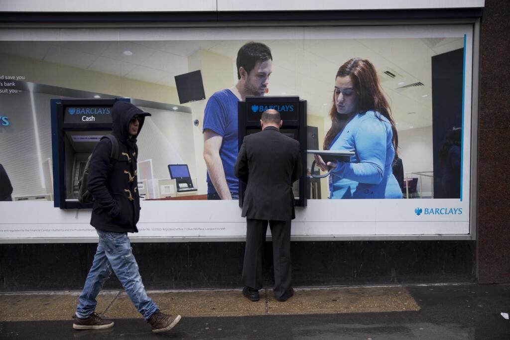 britská banka pobočka Barclays bankomat 