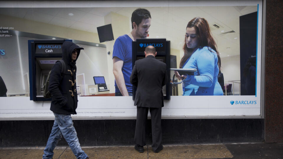 britská banka pobočka Barclays bankomat