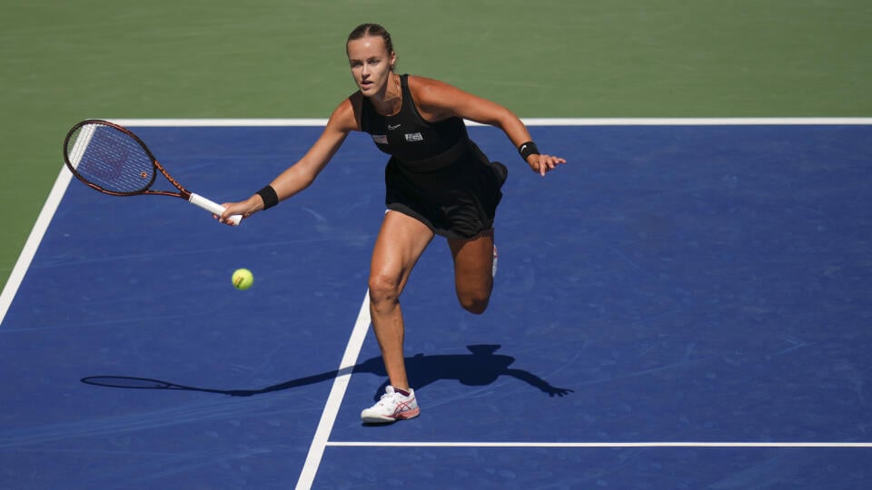 EBE 52 New York - Na snímke slovenská tenistka Anna Karolína Schmiedlová odvracia loptičku Číňanke Sin-jü Weng v zápase 2. kola dvojhry žien na grandslamovom turnaji US Open v New Yorku 1. septembra 2023. FOTO TASR/AP

Anna Karolina Schmiedlova, of Slovakia, returns a shot to Wang Xinyu, of China, during the third round of the U.S. Open tennis championships, Friday, Sept. 1, 2023, in New York. (AP Photo/Manu Fernandez)