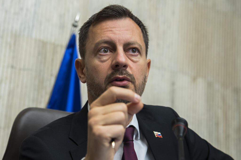 Na snímke predseda vlády SR Eduard Heger (OĽaNO) počas 100. rokovania vlády SR o aktuálnej situácii v energetike v Bratislave 2. septembra 2022. FOTO TASR - Jaroslav Novák