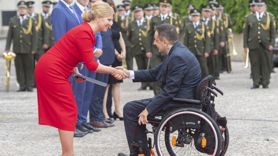 Olympijskí, paralympijskí športovci a členovia slovenskej výpravy na letné olympijské hry do Tokia zložili slávnostný sľub v záhrade Prezidentského paláca v Bratislave v stredu 14. júla 2021. Na snímke prezidentka SR Zuzana Čaputová (vľavo) a predseda paralympijského výboru a reprezentant v stolnom tenise Ján Riapoš. FOTO TASR - Martin Baumann