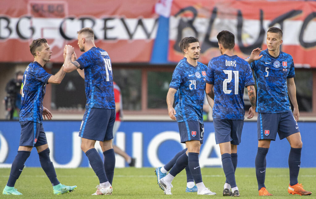 Na snímke zľava Peter Pekarík, Milan Škriniar, Martin Koscelnik, Michal Duriš a Ľubomír Šatka (všetci Slovensko) po prípravnom zápase, ktorý skončil remízou 0:0 pred EURO 2020 vo futbale Rakúsko - Slovensko 6. júna 2021 vo Viedni. FOTO TASR - Martin Baumann