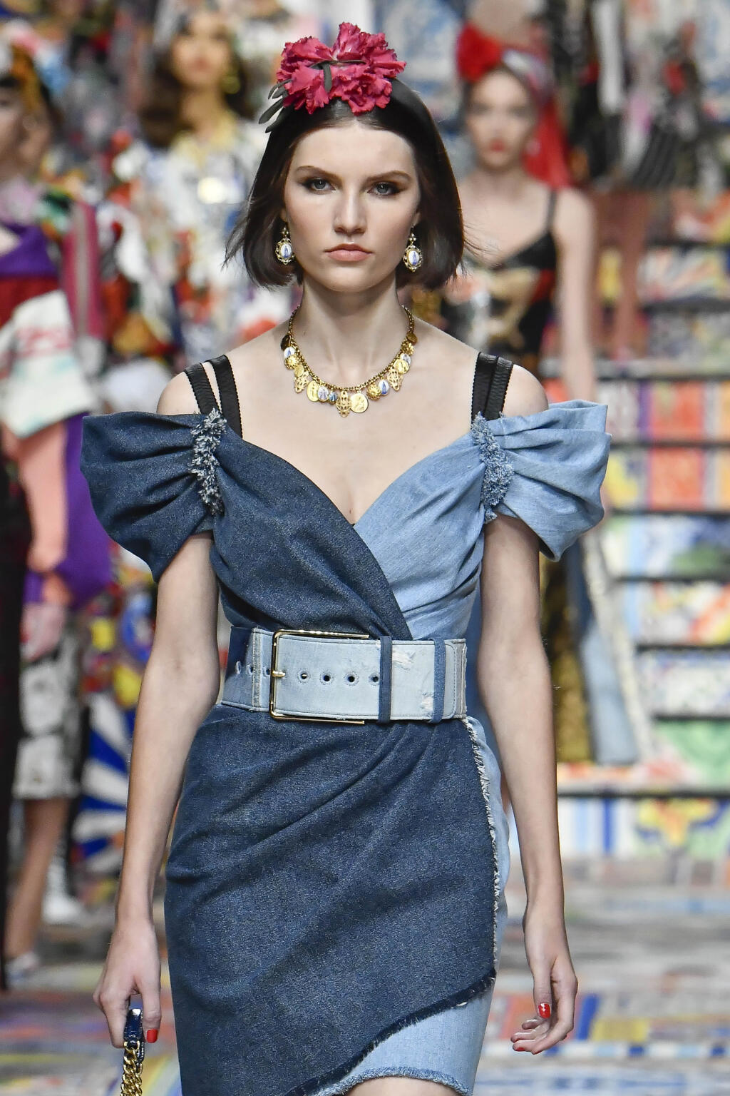 Dolce&Gabbana: Retro denim v podobe štýlových šiat pôsobí vždy mimoriadne žensky.