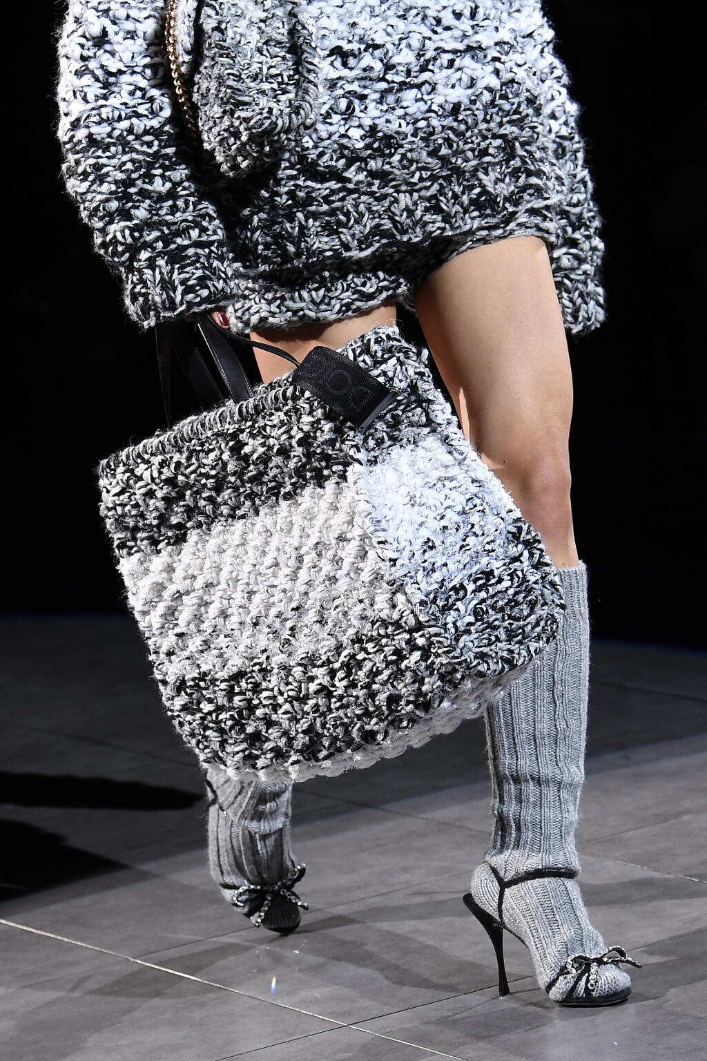 Dolce & Gabbana: Pokojne do outfitu dolaďte aj úpletovú kabelku.