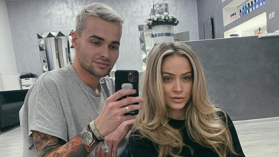 ,,Toto sú moje vlasy, žiadne príčesky ani nadpojené..iba pitie haircocktailu (odkedy ho Jirko priniesol na svet) a ja som konečne bola po dlhšom čase v tomto mojom obľúbenom salóne," píše Dominika.