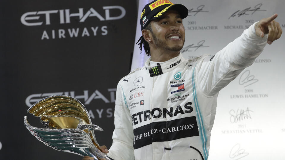 Majster sveta F1 v sezóne 2019 Brit Lewis Hamilton (Mercedes) oslavuje víťazstvo v záverečnej Veľkej cene F1 na trati okruhu Yas Marina v Abú Zabí 1.