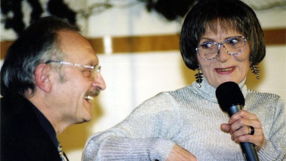 Účinkovala v mnohých poetických programoch ako recitátorka aj ako šansoniérka. Na snímke je s hercom Františkom Kovárom.