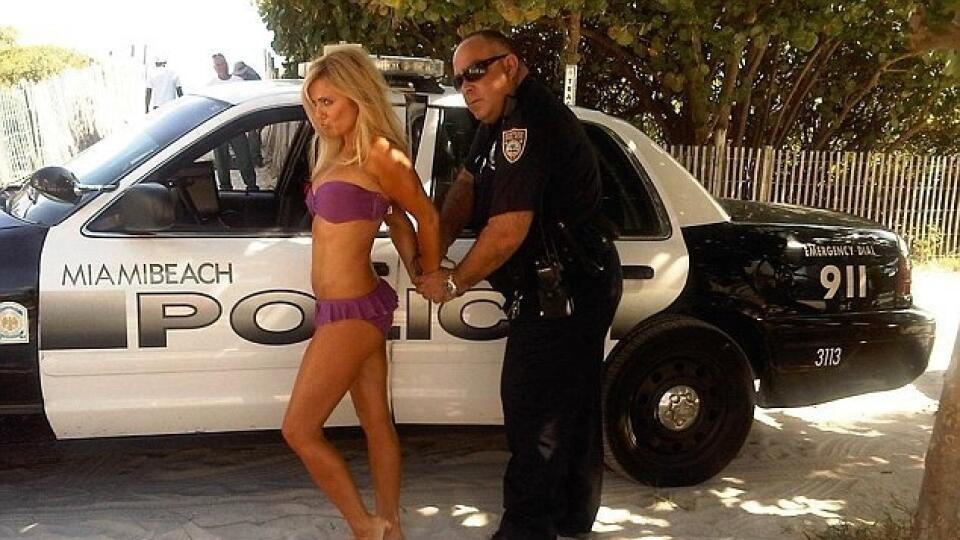 Geri bola zatknutá na pláži len v bikinách, fotkou sa pochválila na internetovej sieti.