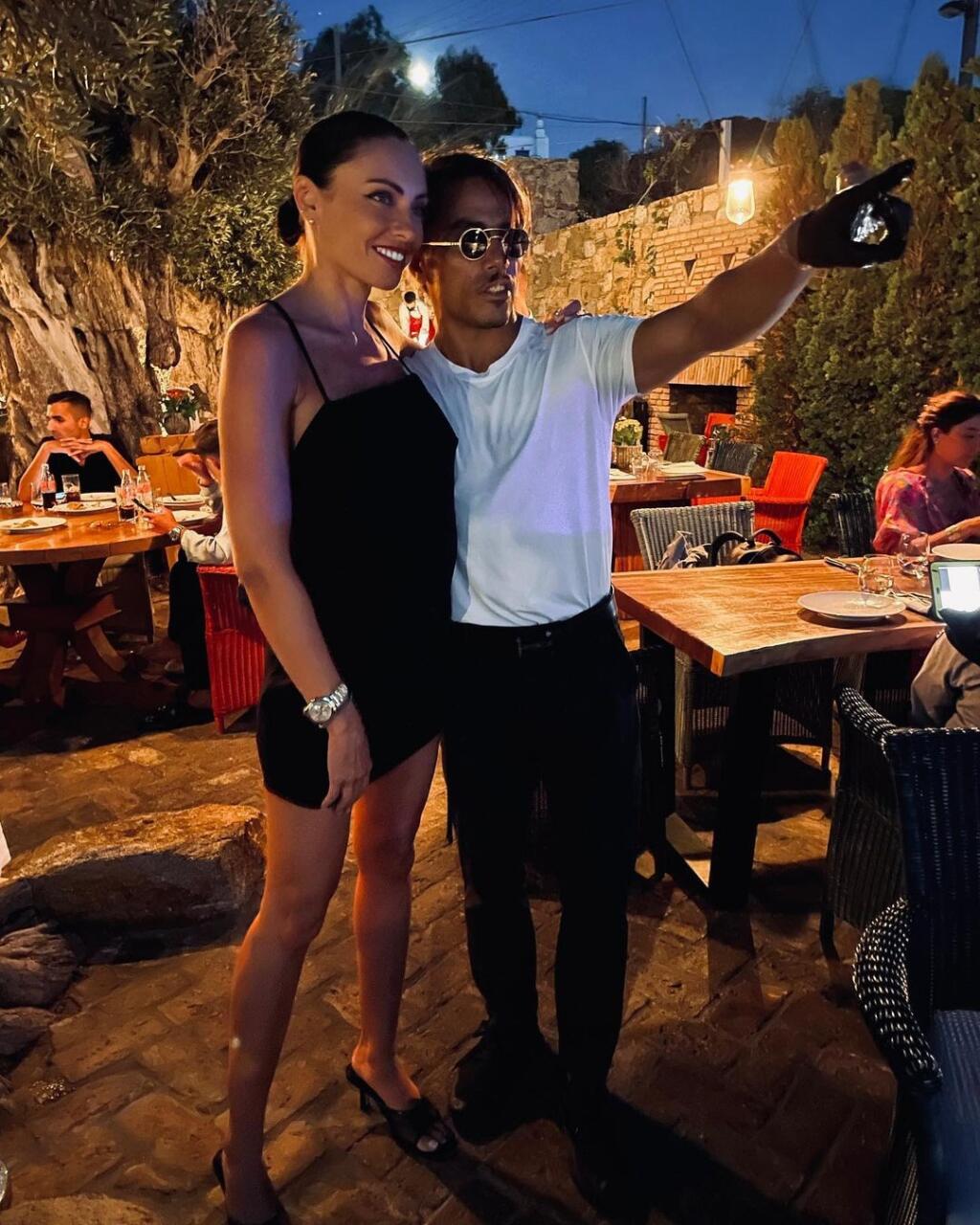 V jednej z nich sa stretla so slávnym kuchárom Saltbaeom, s ktorým má fotografiu už asi každá svetová celebrita. Šebestová nie je výnimkou. Omnoho viac zaujali fanúšikov jej zábery v plavkách a Magdaléna sa naozaj nehanbí a ponúkla dokonca záber na vydepilovaný rozkrok.