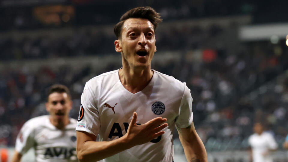 Mesut Özil sa rozhodol ukončiť profesionálnu kariéru.